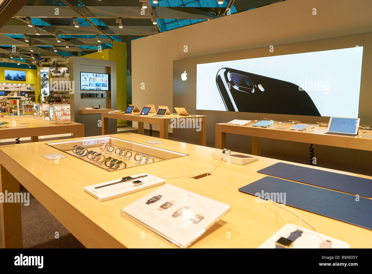 dubai-vae-ca-november-2016-elektronik-store-am-dubai-international
