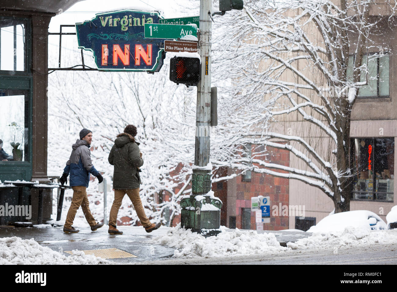 Seattle, Washington: Besucher Virginia Straße überqueren, als starker Wintersturm decken Seattle in sechs Zentimeter Schnee. In der Ferne ist eine Zeder totem Stockfoto