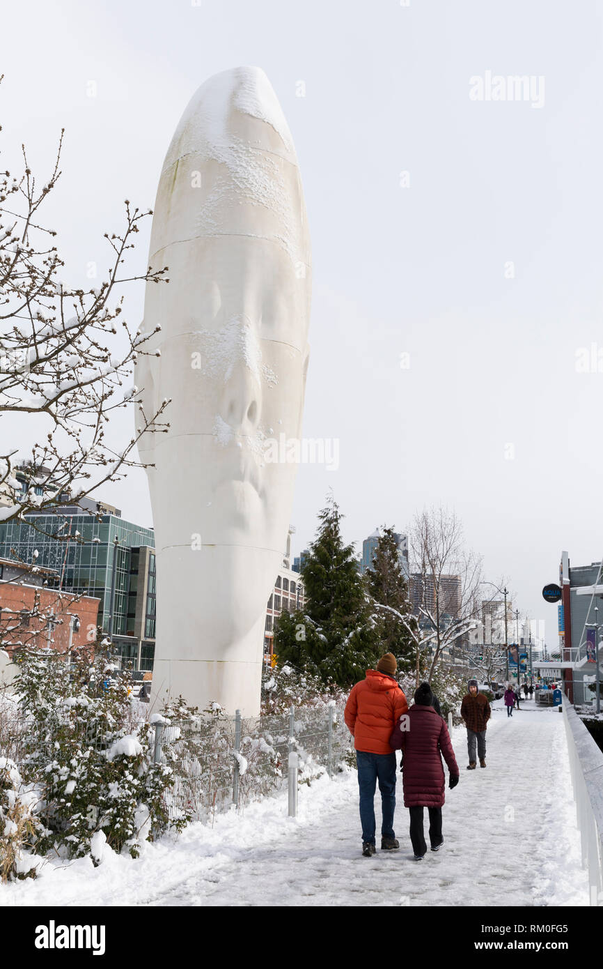 Seattle, Washington: Besucher in Olympic Sculpture Park Pass von Jaume Plensa's ECHOwalk entlang der Elliott Bay Trail als starke Winter Sturm bricht Stockfoto