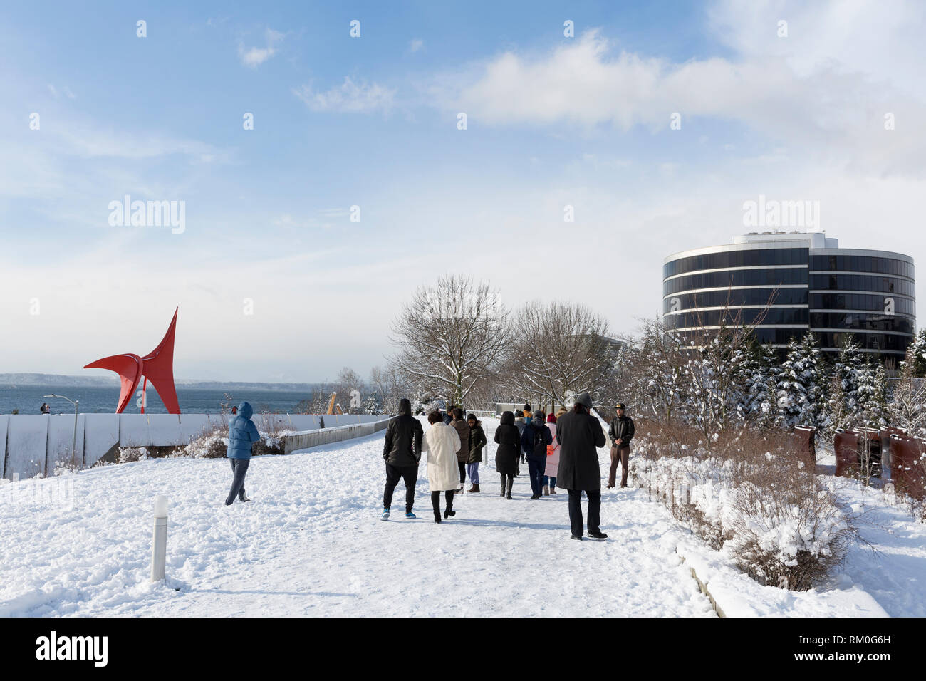 Seattle, Washington: Besucher gast Olympic Sculpture Park als starken Winter Sturm bricht nach dem Verlassen sechs Zoll Schnee in der Stadt. Stockfoto