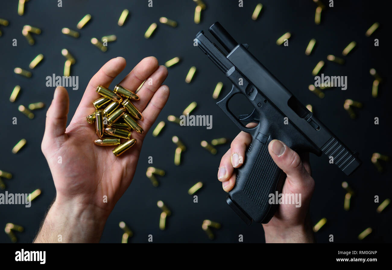 Pistole und Munition in die Hände Stockfoto