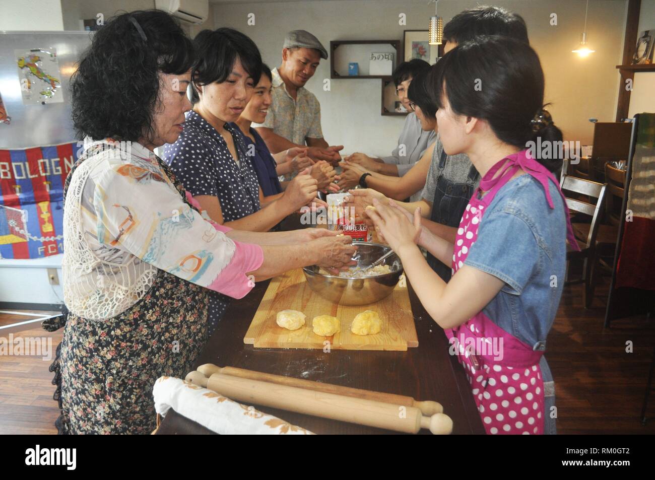 Naha, Okinawa, Japan: Japanische Leute, frische Pasta während einer italienischen Kochkurs Stockfoto