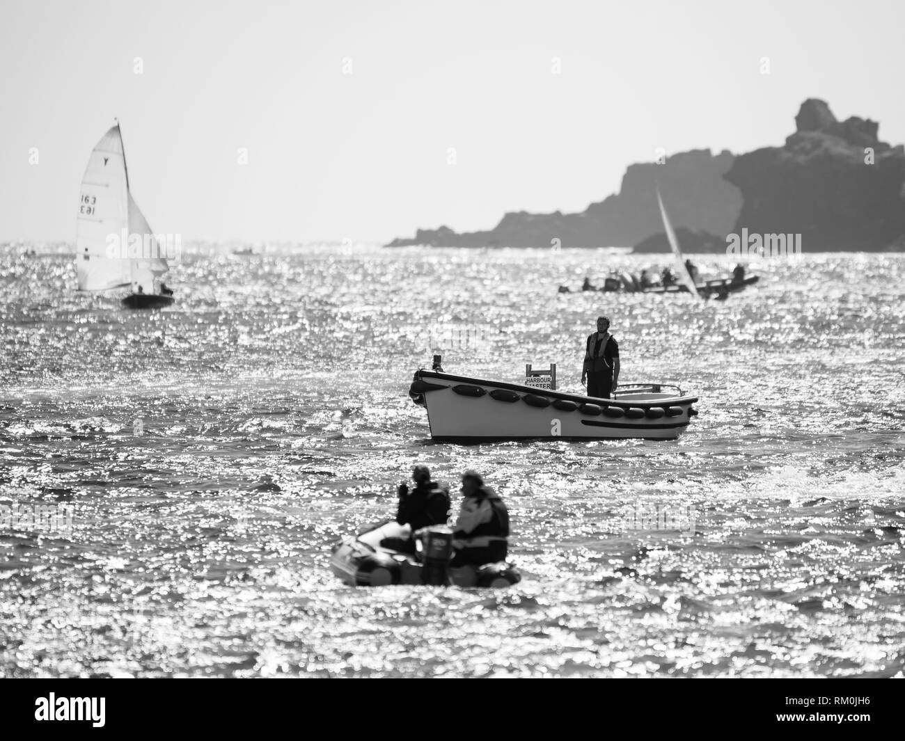 Der Hafenmeister wacht über die Yachten in Salcombe Mündung während des Rennens. Stockfoto