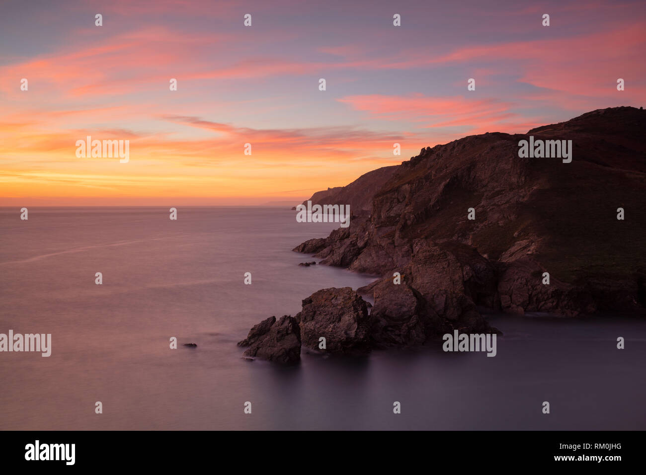 Die schöne Soar Mill Cove bei einem Sonnenuntergang in South Devon. Stockfoto