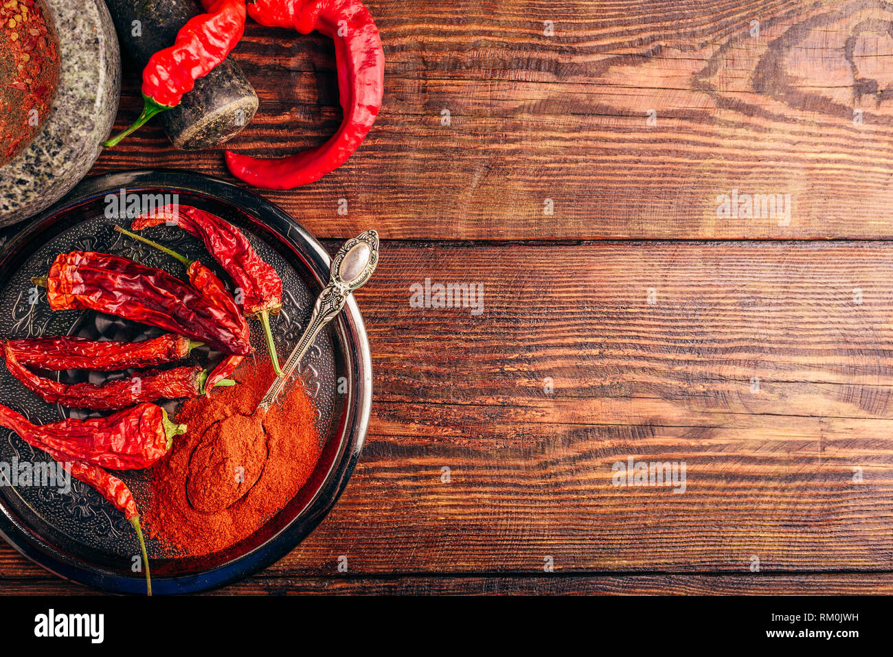 Frisches, getrocknetes und gemahlener roter Chili peppers über Holz- Oberfläche. Platz kopieren Stockfoto
