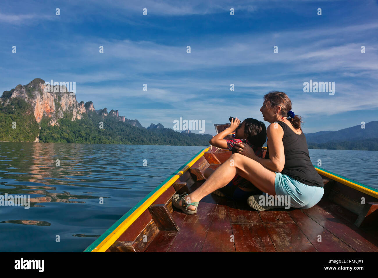 Besucher beobachten Sie Vögel auf CHEOW LAN LAKE in Khao Sok Nationalpark - THAILAND Stockfoto