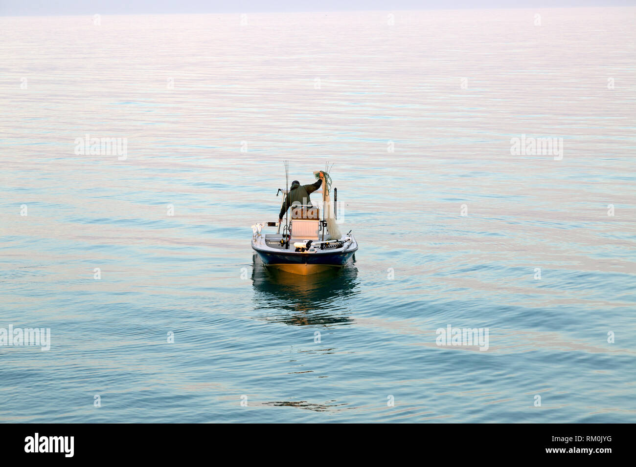 Vielfalt der Vögel melden Sie Fischer wie er Boot zum Angeln in den frühen Morgen bereitet, am Golf von Mexiko, in Naples, Florida. Stockfoto