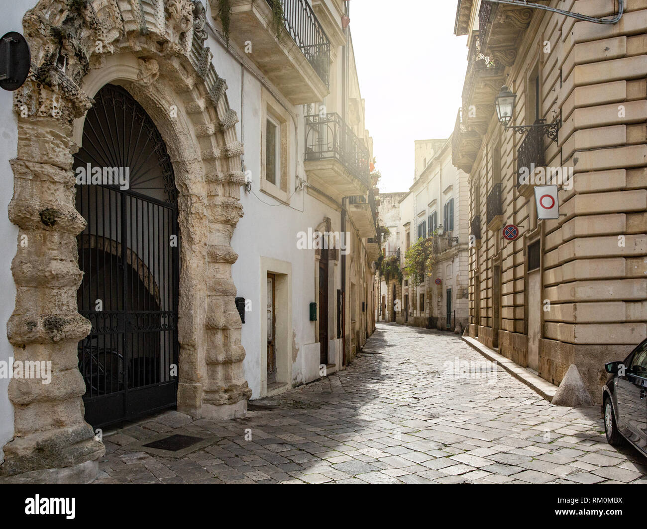 Kleine Straße in einem italienischen Dorf Stockfoto