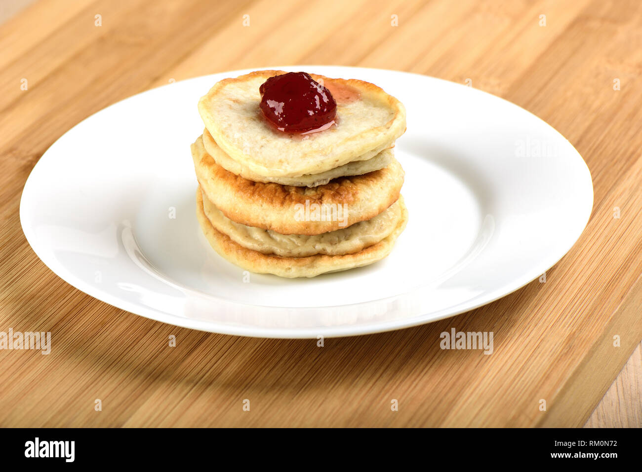 Oat Pfannkuchen mit Erdbeeren von Jam auf der Oberseite. Stockfoto