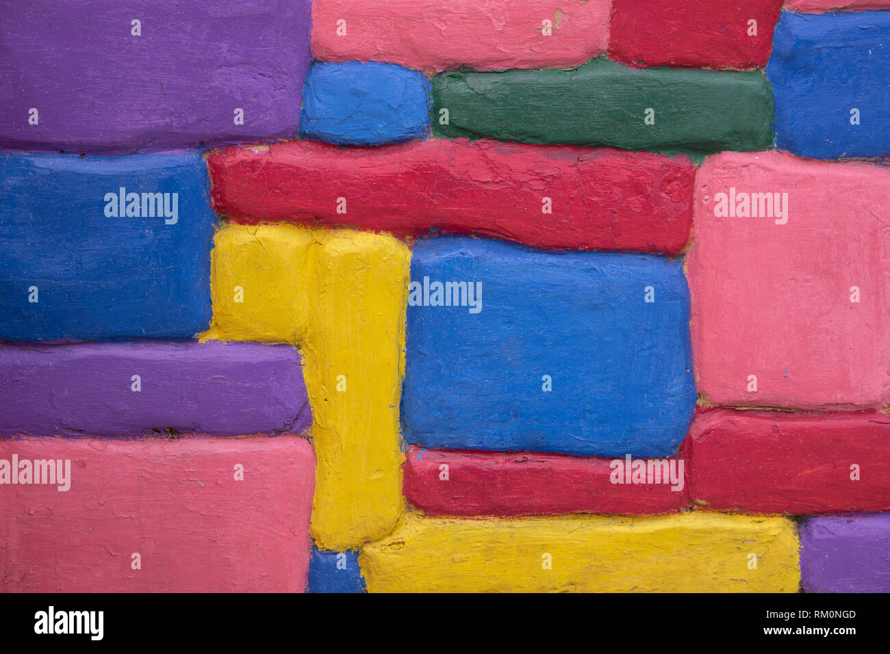 Farbenfrohe Kunst Hintergrund. Die Wand in Blau, Blau, Gelb, Pink, Purpur, Grün, Rot, Violett Farben bunte Steine bemalt Stockfoto