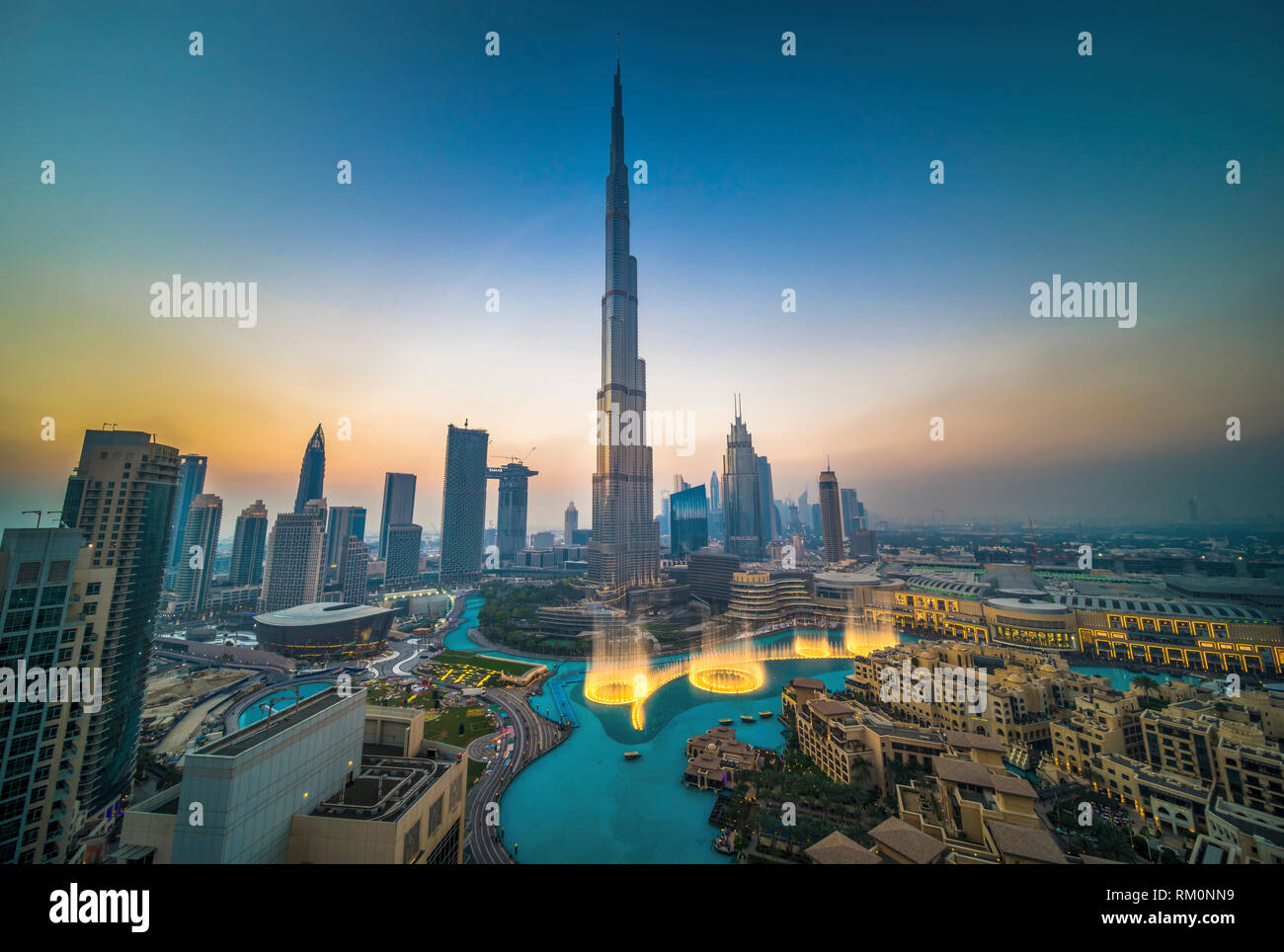 Der Burj Khalifa bei Sonnenuntergang in Dubai in den Vereinigten Arabischen Emiraten. Stockfoto