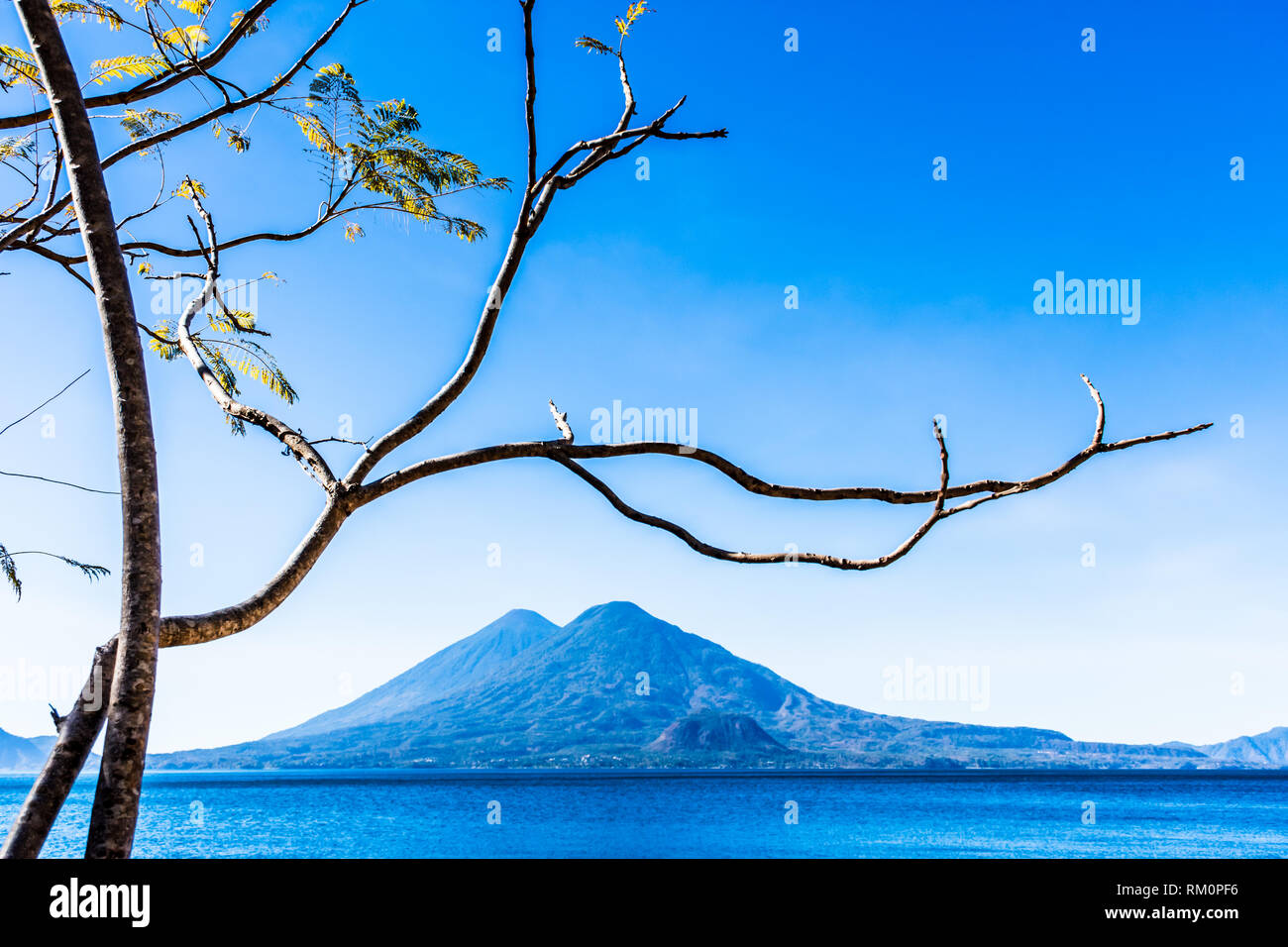 Atitlán und Toliman Vulkane auf Atitlan See im guatemaltekischen Hochland Stockfoto
