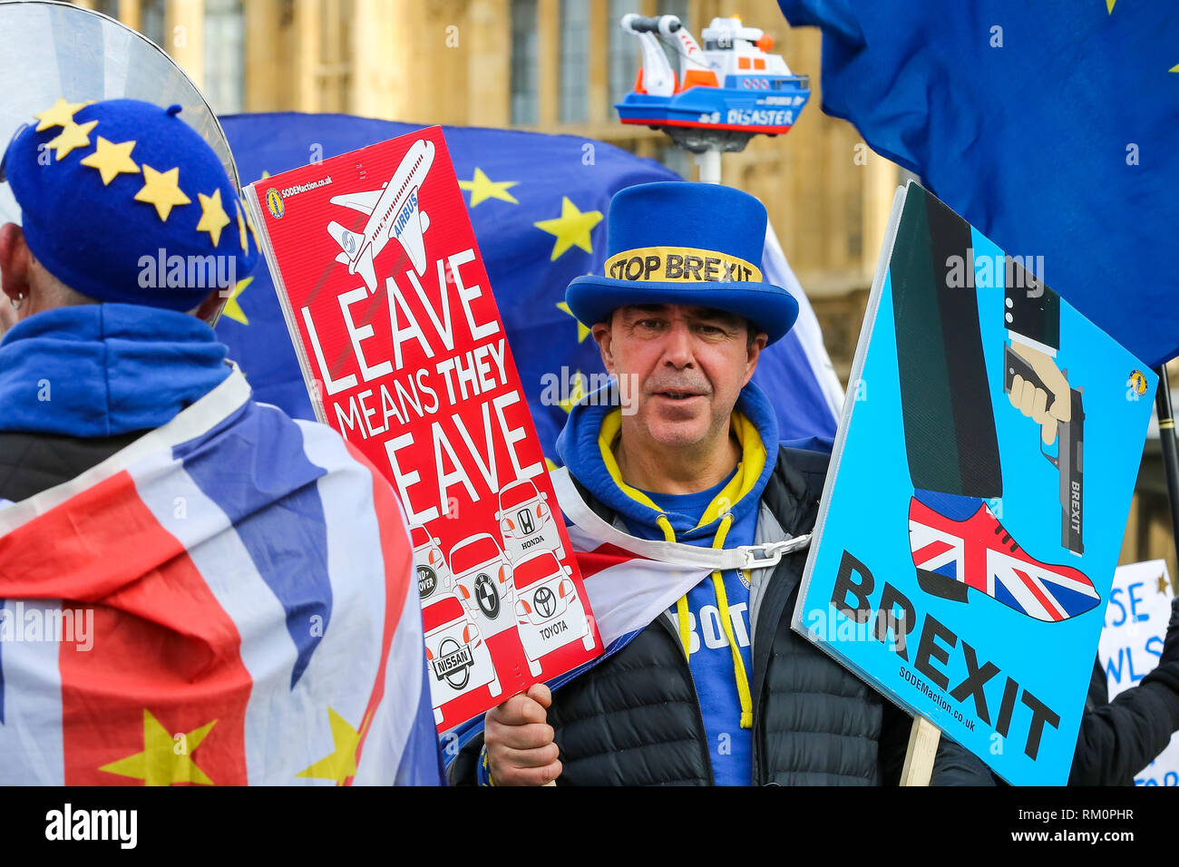 Steven Bray Gründer von sodem (Stand der Missachtung der Europäischen Bewegung) mit Plakaten bei einer Anti-Brexit Protest außerhalb der Downing Street in London gesehen. Stockfoto