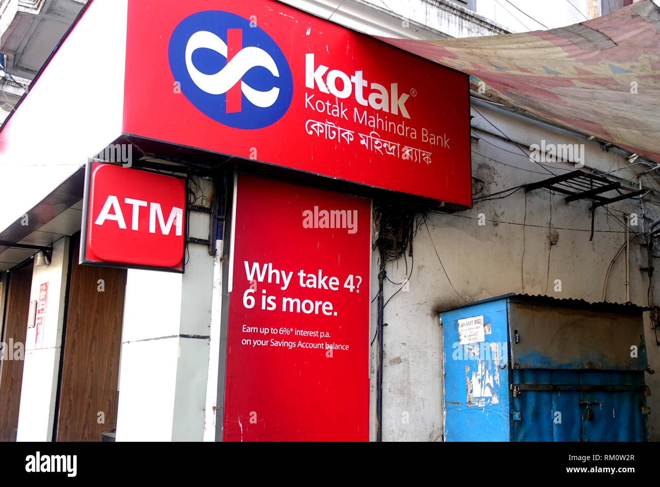 ATM-Betrieb für Kotak Mahindra Bank hat in einigen prominenten Stellen von Kolkata gestartet. Stockfoto