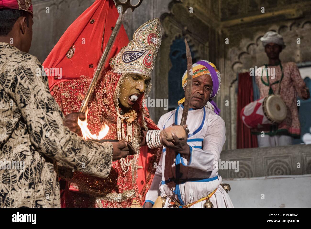 Die Gavri Tanz feiert den Sieg des Guten über das Böse und wird durch die bhil Stamm, Udaipur, Rajasthan, Indien durchgeführt. Stockfoto