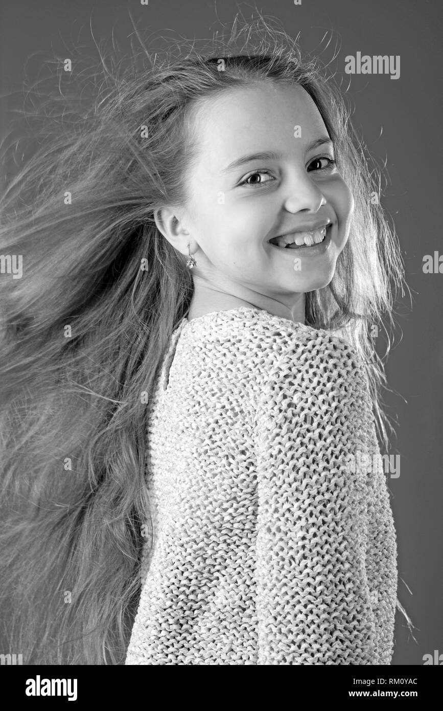 Kleines Mädchen mit langen Haaren. Kindheit der glückliches Kind. Schönheit. kid Friseur. Haut- und Haarpflege. Mode Portrait von kleinen Mädchen. Schickes und elegantes Stockfoto