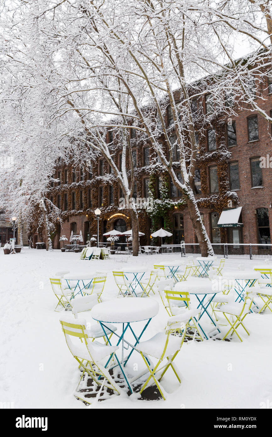 Seattle, Washington: Occidental Square ist als starker Wintersturm decken die Stadt in sechs Zoll Schnee verlassen. Stockfoto