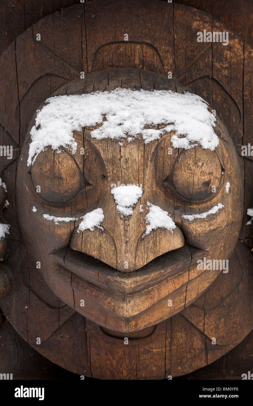 Seattle, Washington: Duane's Pasco Totem der un und Raven' ist mit frischem Schnee in der abendländischen Platz Abgestaubt als starker Wintersturm decken die Stadt. Stockfoto