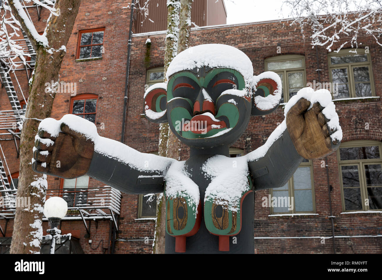 Seattle, Washington: Duane's Pasco totem' Tsonqua' ist mit frischem Schnee in der abendländischen Platz Abgestaubt als starker Wintersturm decken die Stadt. Stockfoto