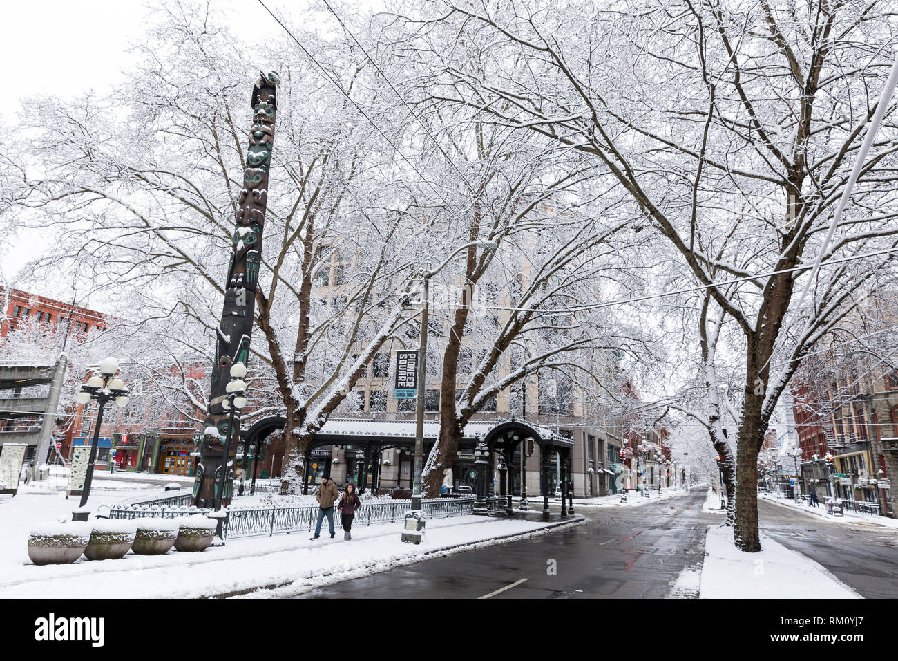 Seattle, Washington: Ein paar Spaziergänge durch Pioneer Square als starker Wintersturm decken die Stadt in sechs Zentimeter Schnee. Stockfoto