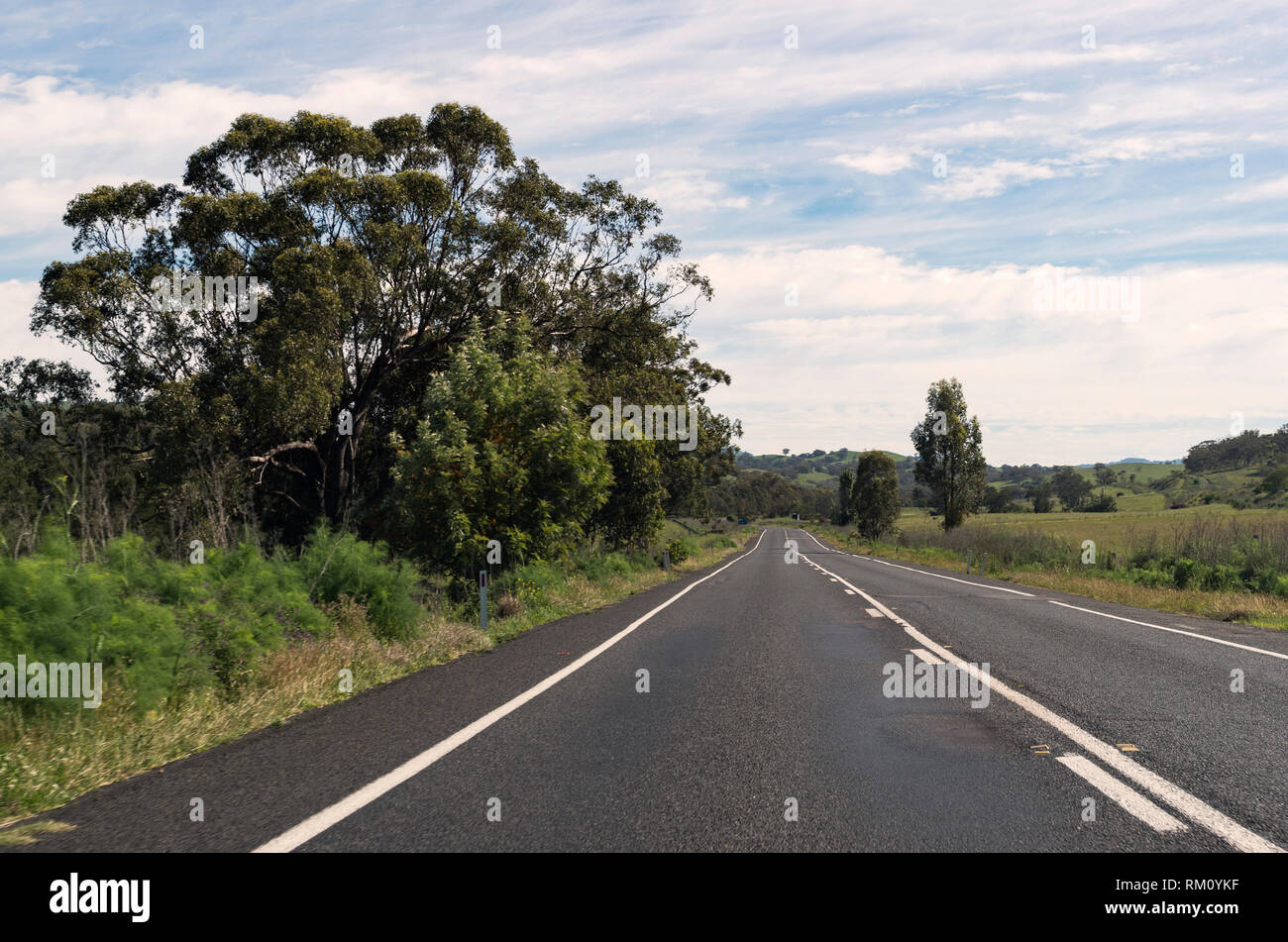 Ein Blick auf eine leere Straße außerhalb von Sydney. Stockfoto