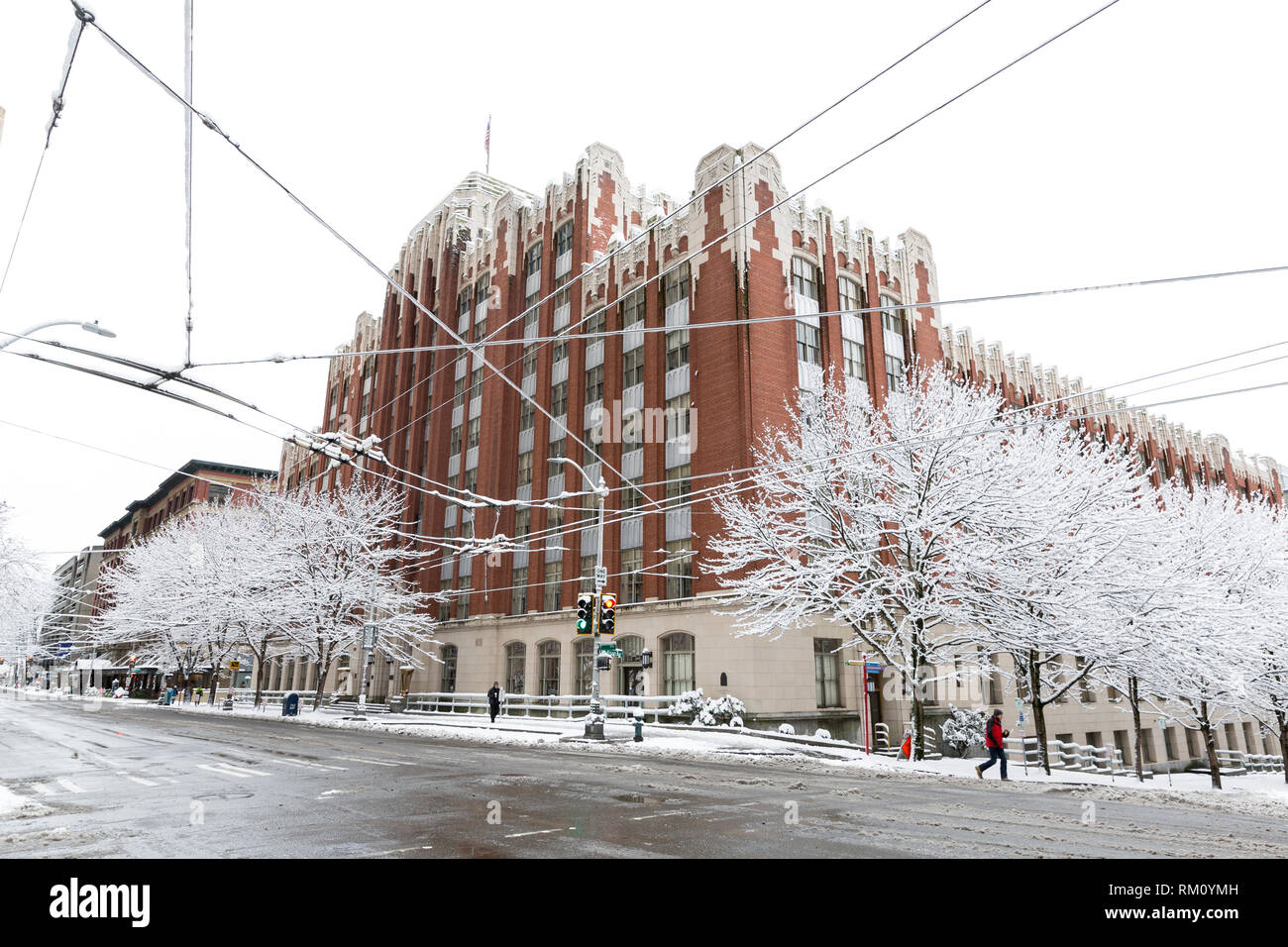 Seattle, Washington: Blick auf die alte Bundesrepublik Bürogebäude als starker Wintersturm decken die Stadt in sechs Zentimeter Schnee. Stockfoto