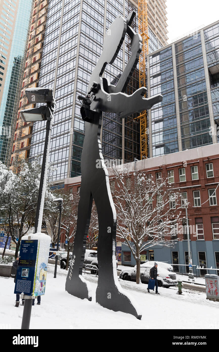 Seattle, Washington: Abgedeckt in eine Schicht Neuschnee, Jonathan Borofsky Wahrzeichen 'hämmern' in Seattle Art Museum weiter weg zu Hammer, wie Stockfoto