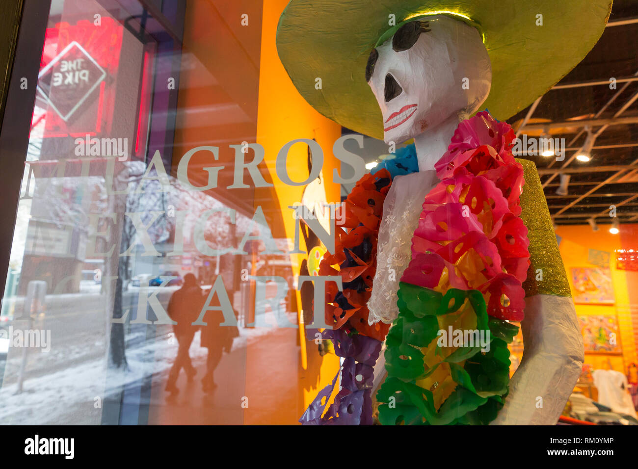 Seattle, Washington: ein buntes Bild von La Calavera Catrina an Milagros mexikanischer Volkskunst blickt auf 1st Avenue als starker Wintersturm Decke Stockfoto