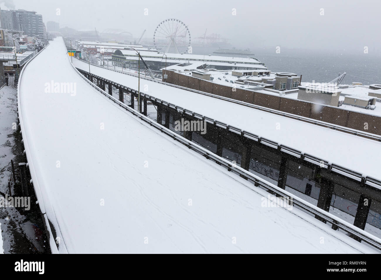 Seattle, Washington: Die geschlossene alaskischen Weise Viaduct wird mit frischem Schnee bedeckt als starker Wintersturm decken die Stadt. Die Autobahn geschlossen permanen Stockfoto