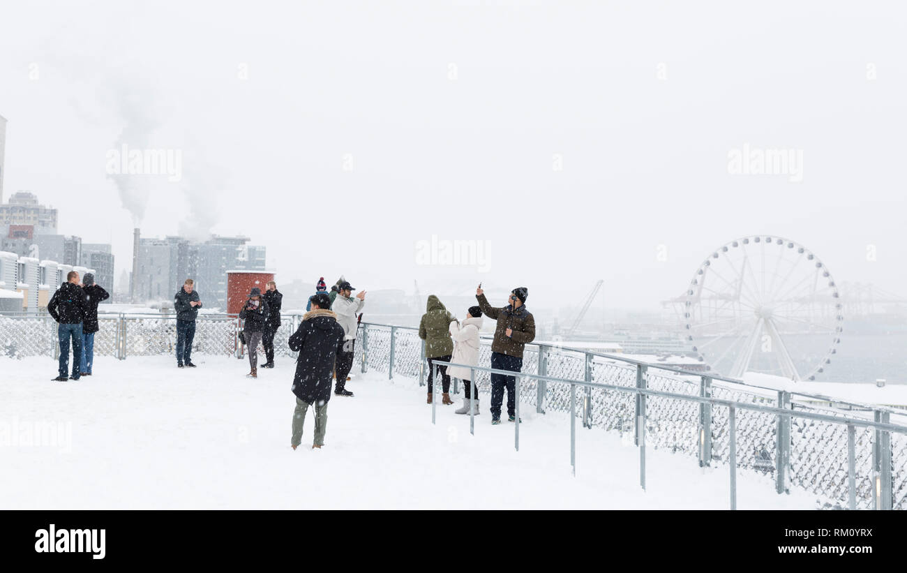 Seattle, Washington: Besucher sammeln am Pike Place MarketFront als starker Wintersturm decken die Stadt in sechs Zentimeter Schnee. Stockfoto