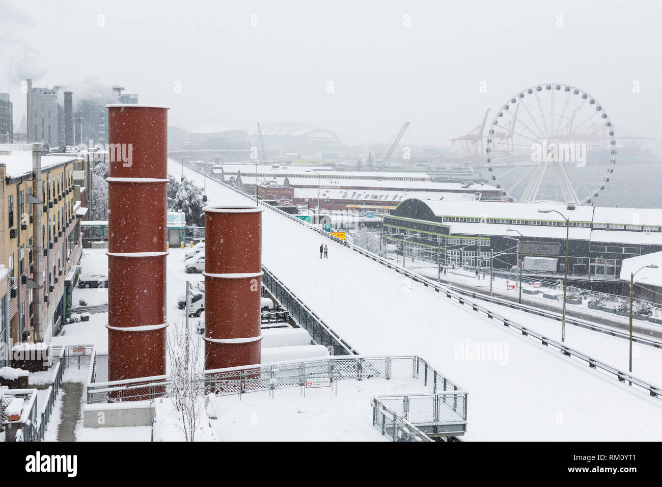 Seattle, Washington: ein einsames Paar Spaziergänge entlang der geschlossenen alaskischen Weise Viaduct als starker Wintersturm decken die Stadt in sechs Zentimeter Schnee. Die hi Stockfoto