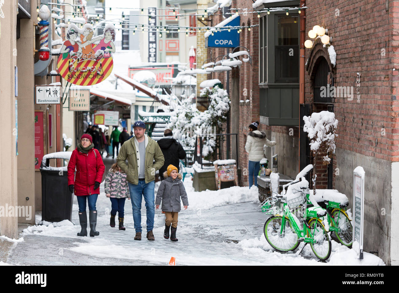 Seattle, Washington: die Besucher entlang der Post Gasse am Pike Place Market als starker Wintersturm decken die Stadt in sechs Zentimeter Schnee. Stockfoto