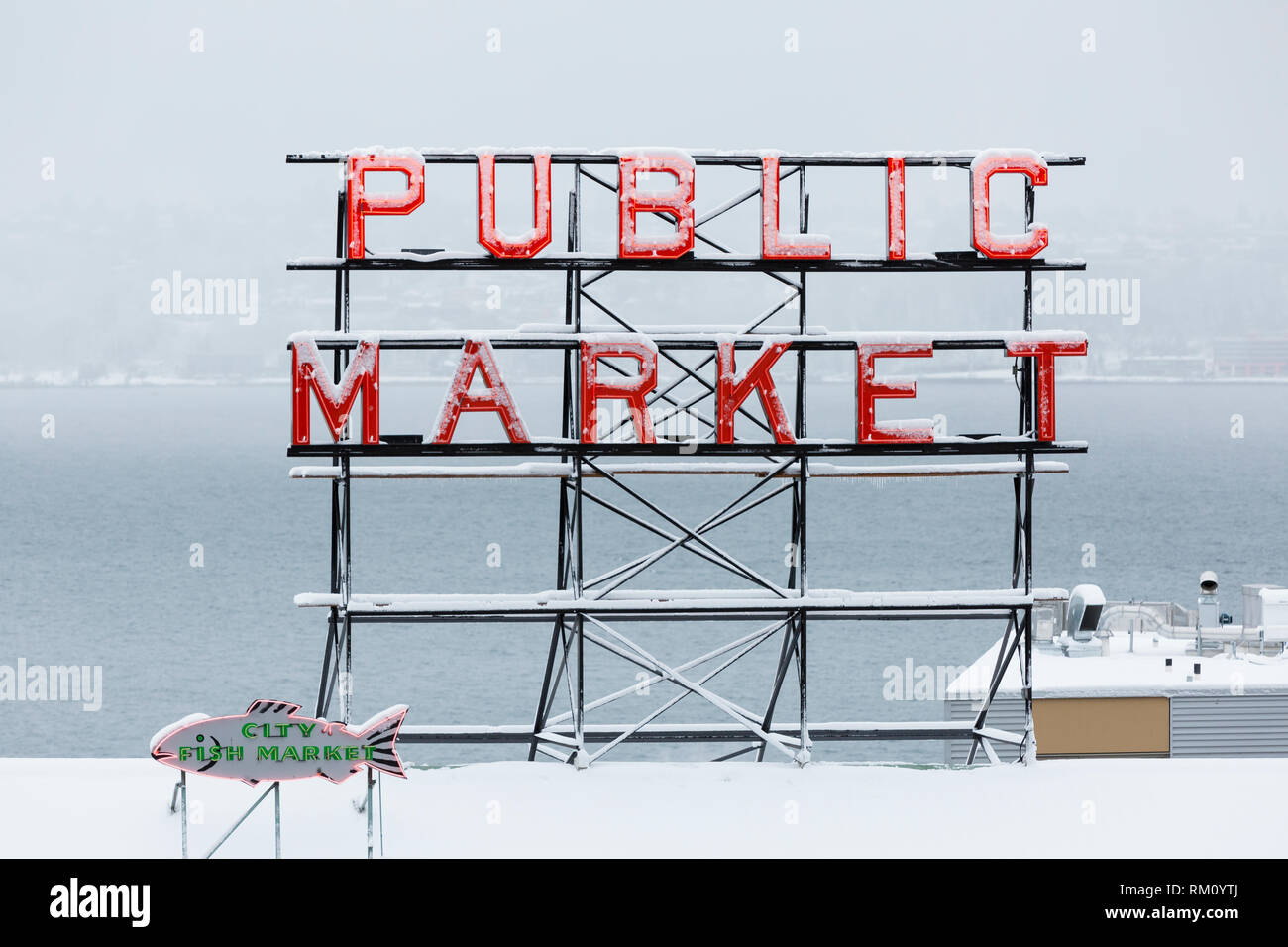 Seattle, Washington: iconic der Stadt Pike Place Market Zeichen ist mit frischem Schnee Bestäubt als starker Wintersturm decken die Stadt. Stockfoto