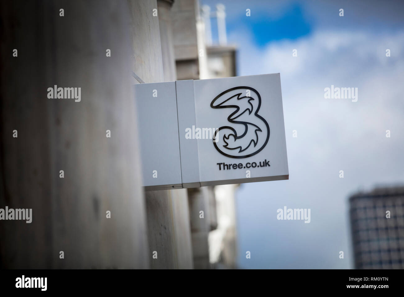 London, Greater London, Großbritannien, 7. Februar 2018, ein Zeichen und Logos für drei mobile Store Stockfoto