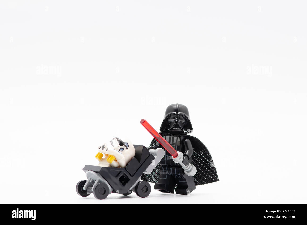 Darth Vader schieben Kinderwagen mit Baby trooper. Lego Minifiguren sind  von der Lego hergestellt Stockfotografie - Alamy