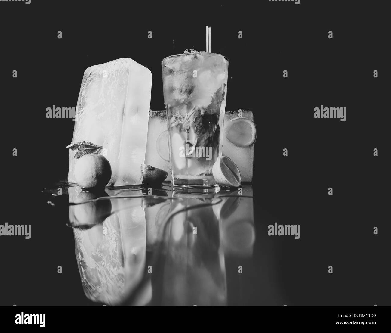 Cocktails in Glas mit Ice Cube isoliert auf Schwarz. Stockfoto