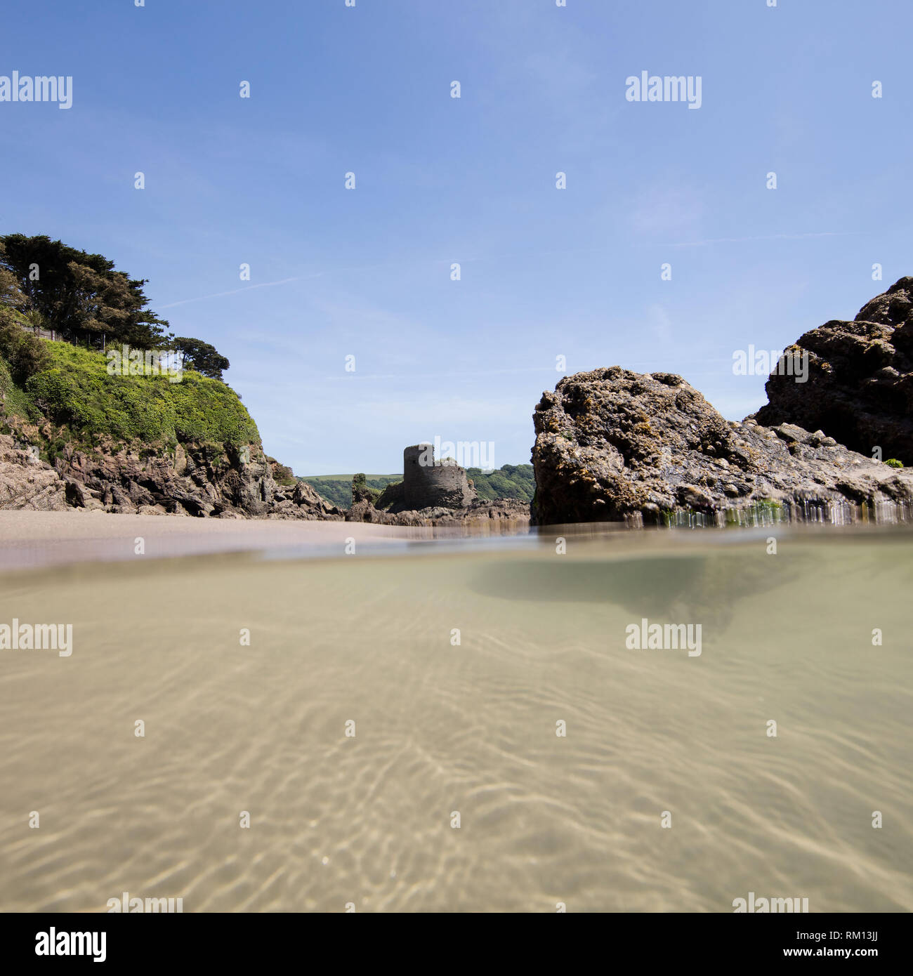 Einen Schuß von einem Rock Pool in Richtung Fort Charles in North Sands Salcombe. Stockfoto