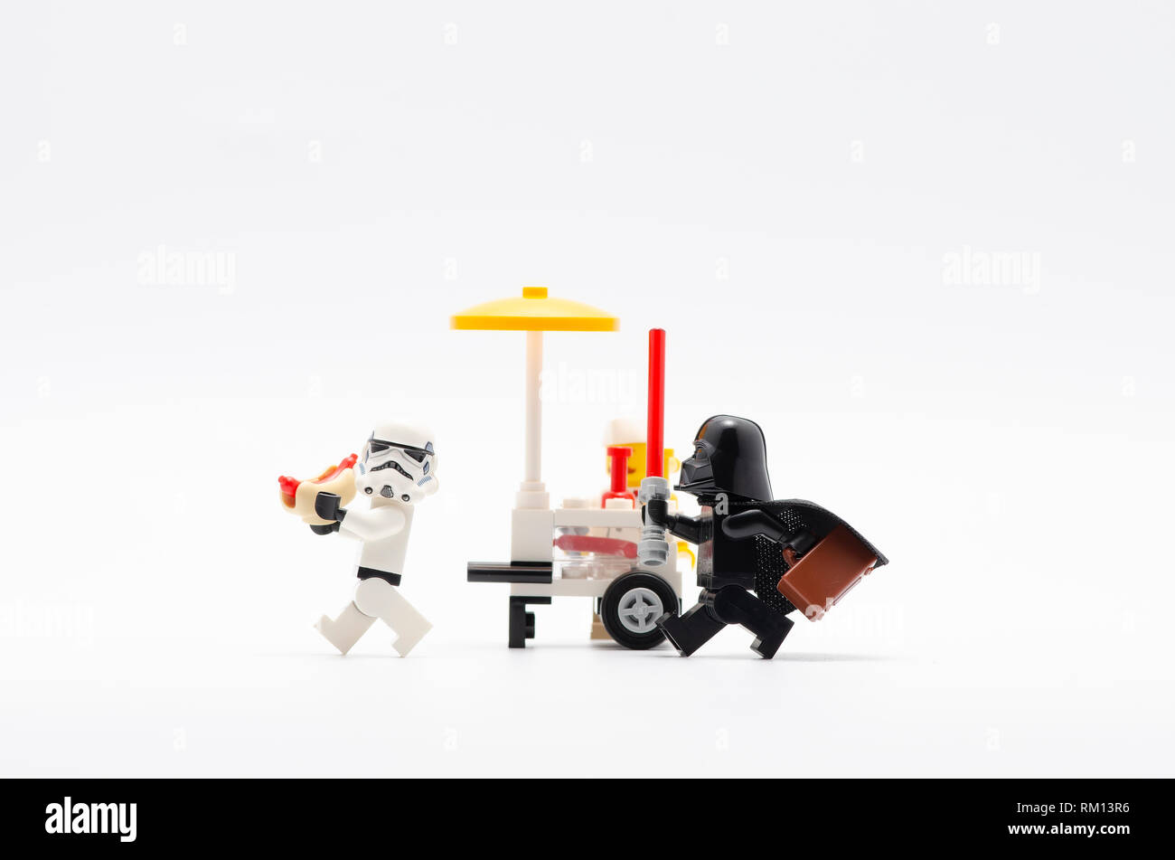 Darth Vader, Storm Trooper an hotdog Essen ausgeht. Lego Minifiguren sind von der Lego hergestellt. Stockfoto