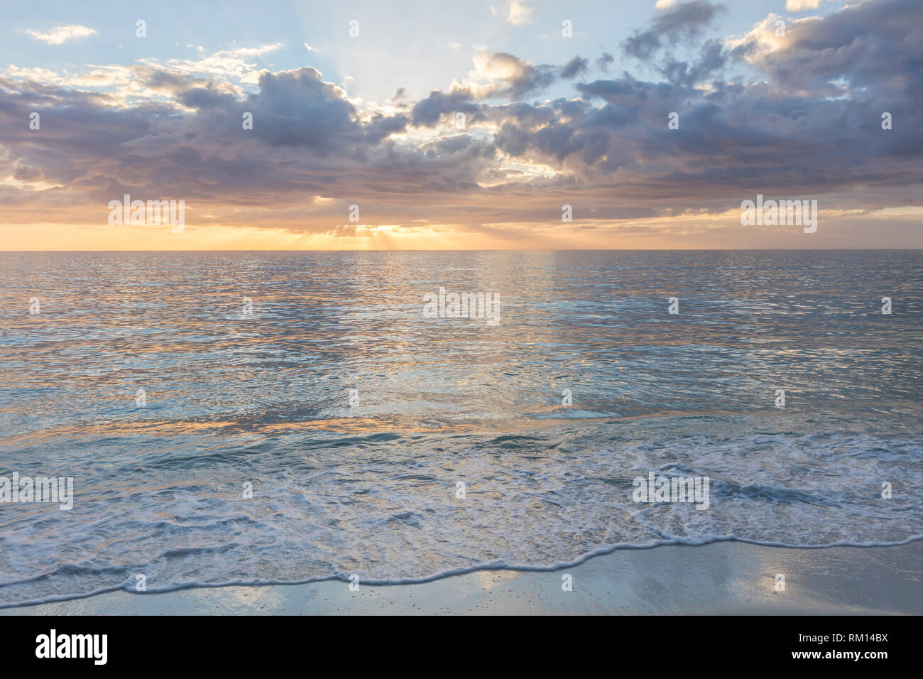 Einstellung Sonnenlicht über Barefoot Beach und den Golf von Mexiko, Naples, Florida, USA Stockfoto