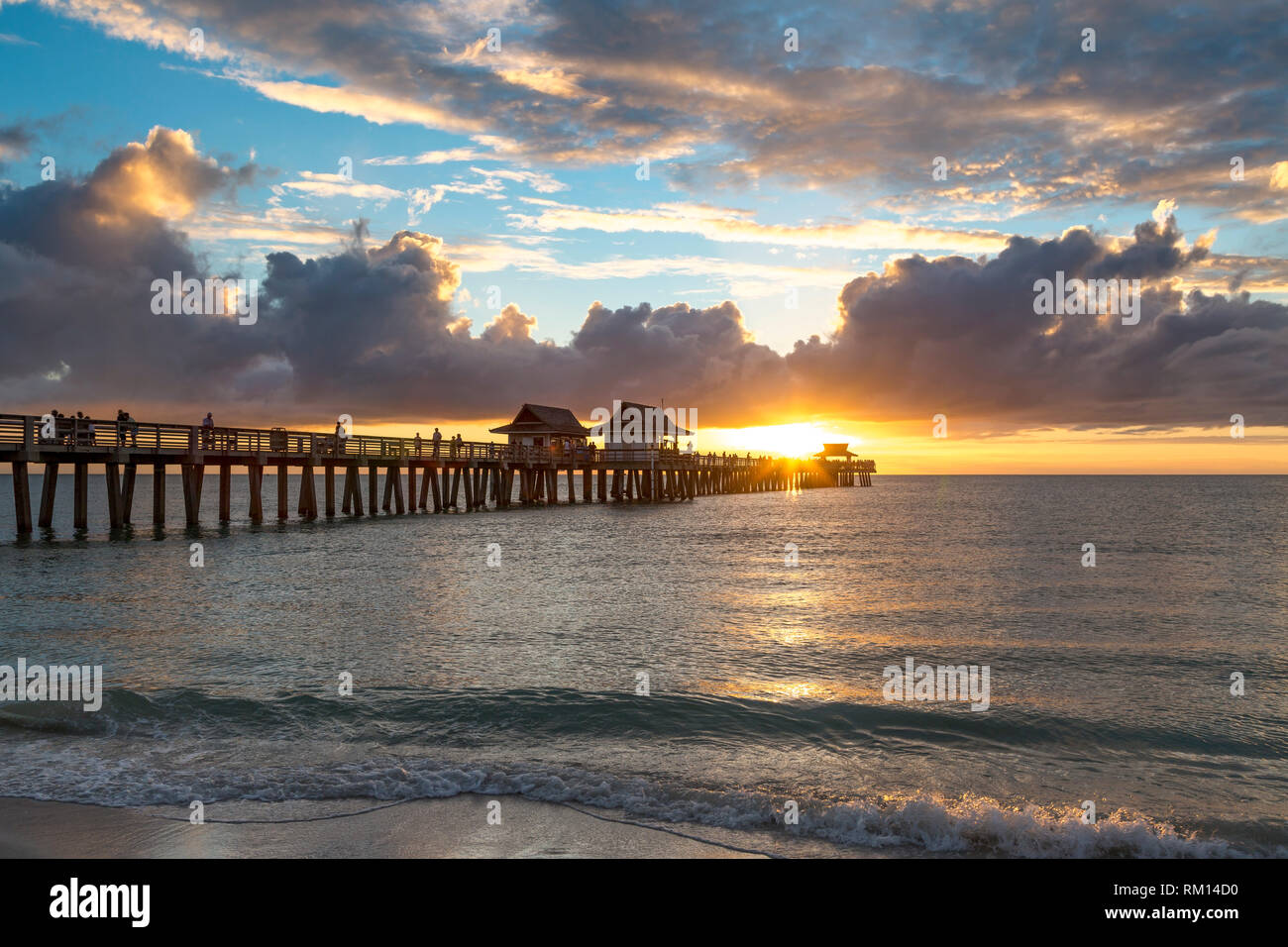 Sonnenuntergang über dem Golf von Mexiko am Naples Pier entlang der Florida Gulf Coast, Naples, Florida, USA Stockfoto