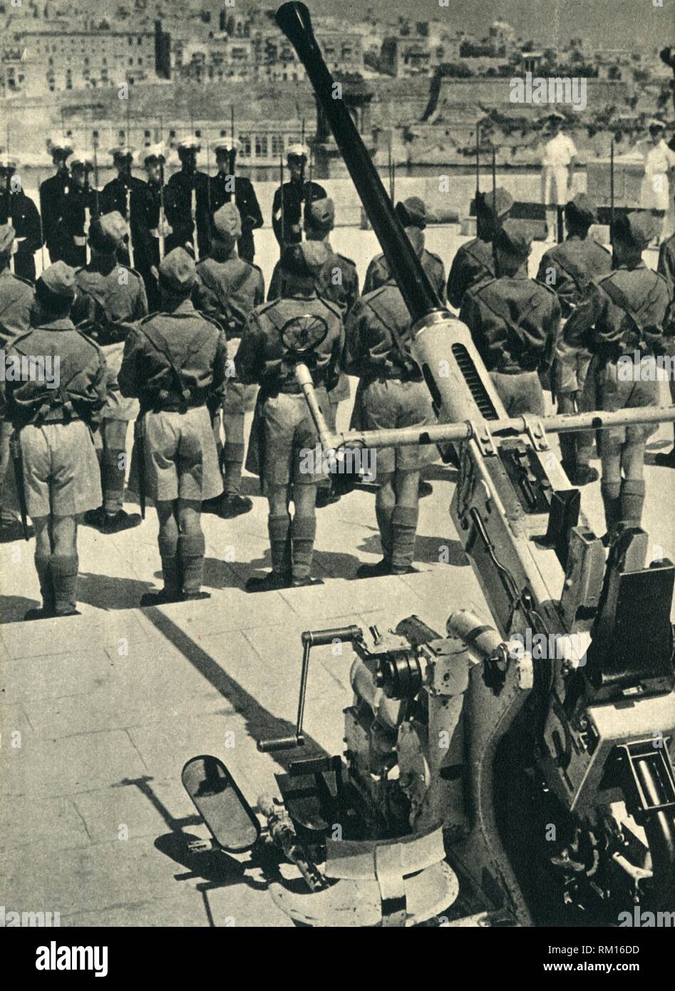 Royal Marines bei der Parade feiern die erfolgreiche Verteidigung von Malta, der Zweite Weltkrieg, 1943 (1944). Schöpfer: Unbekannt. Stockfoto