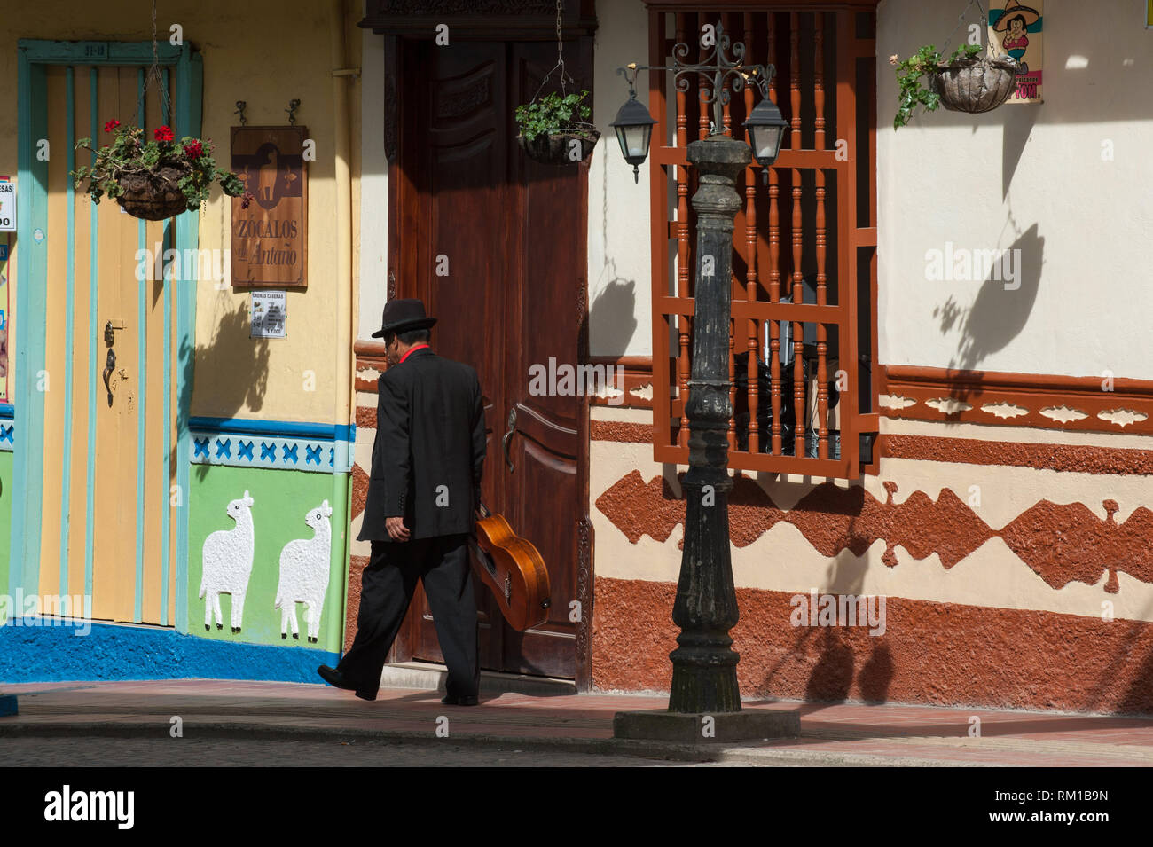 Guadape, Antioquia, Kolumbien: street scene. Stockfoto
