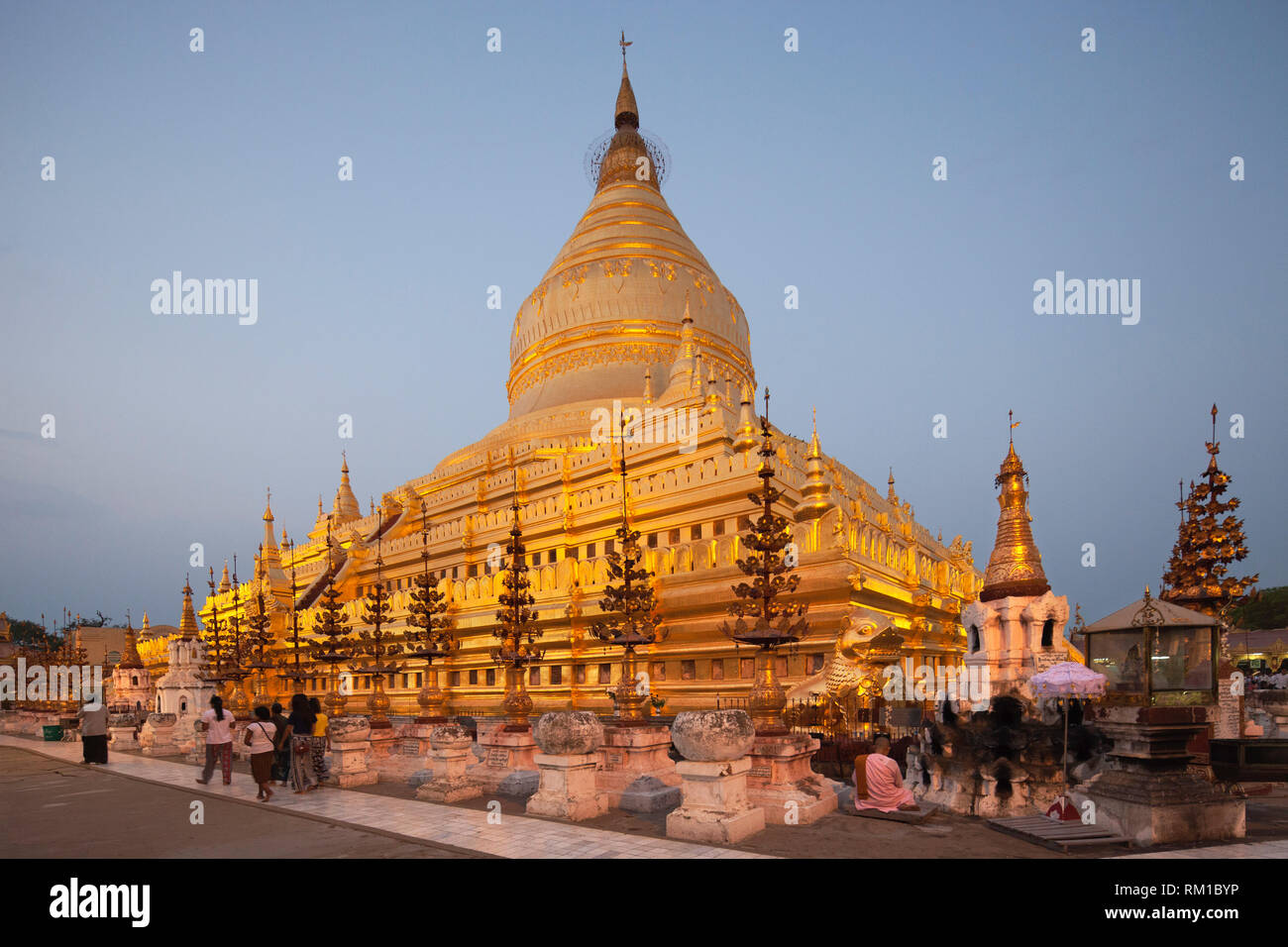 Shwezigon Pagode, Nyaung-U-Dorf, Dorf, Mandalay, Bagan, Myanmar, Asien Stockfoto