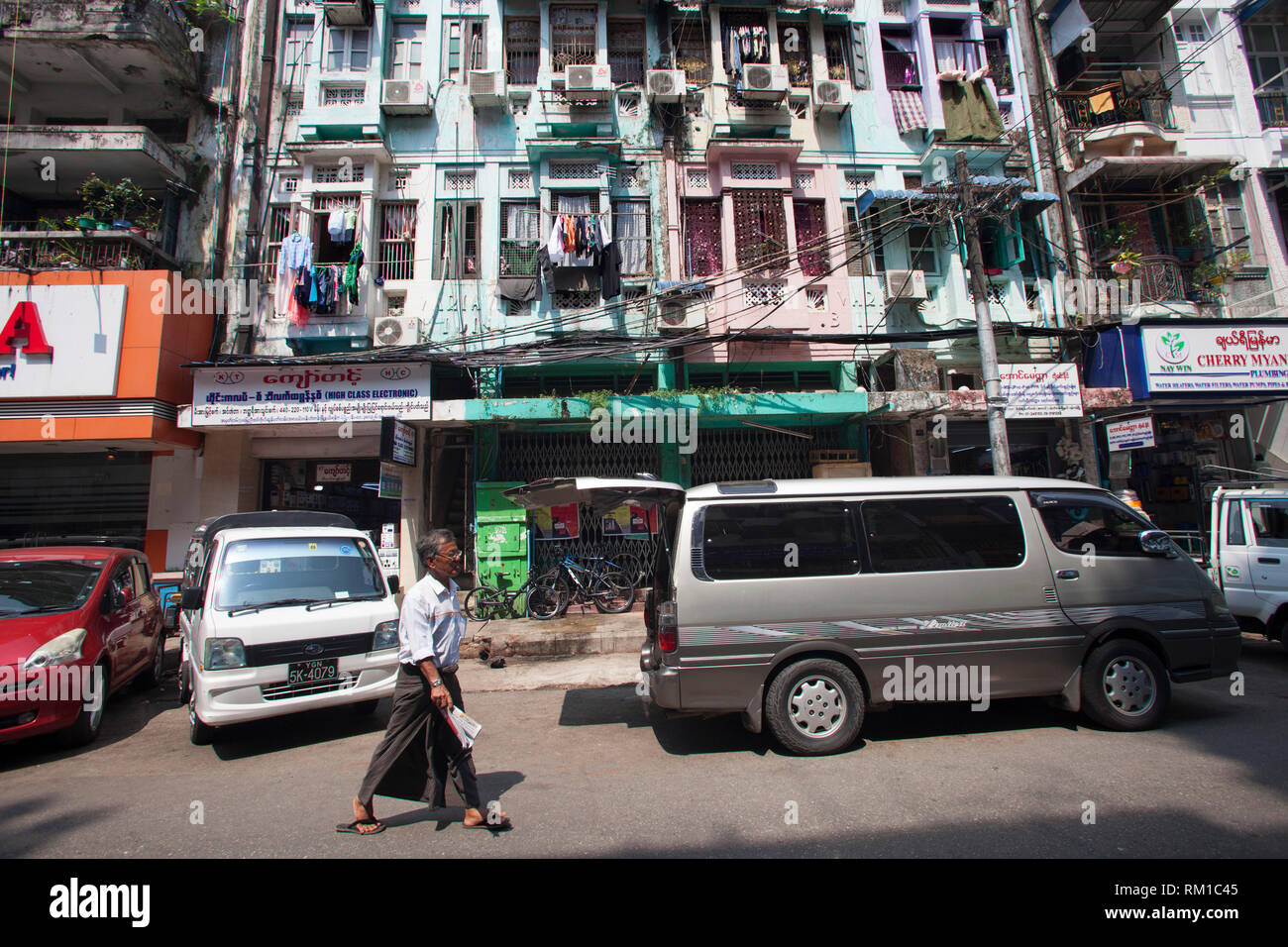 Das tägliche Leben in Bo bald Pat Street, Sule Pagode, Stadtzentrum, Yangon, Myanmar, Asien Stockfoto