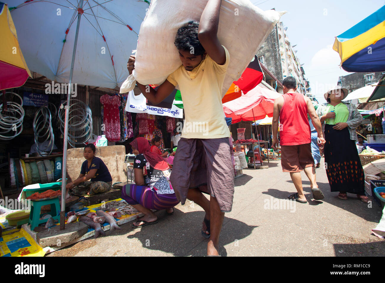 Schulter, Transport von Gütern, die in der 26. Straße, Stadtzentrum, Yangon, Myanmar, Asien Stockfoto