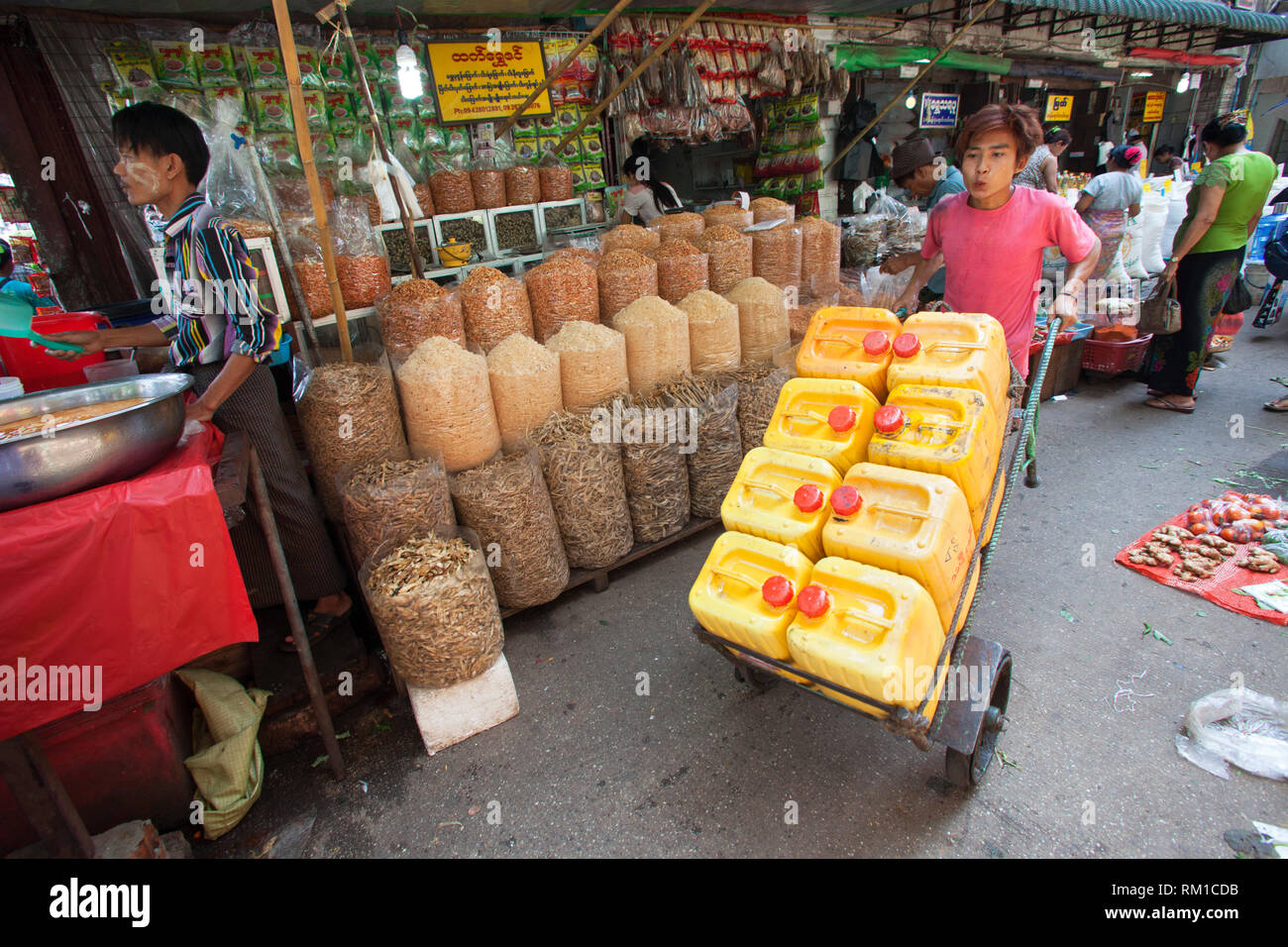 Beförderung von Gütern mit einem Wagen, der in der 26. Straße, Stadtzentrum, Yangon, Myanmar, Asien Stockfoto