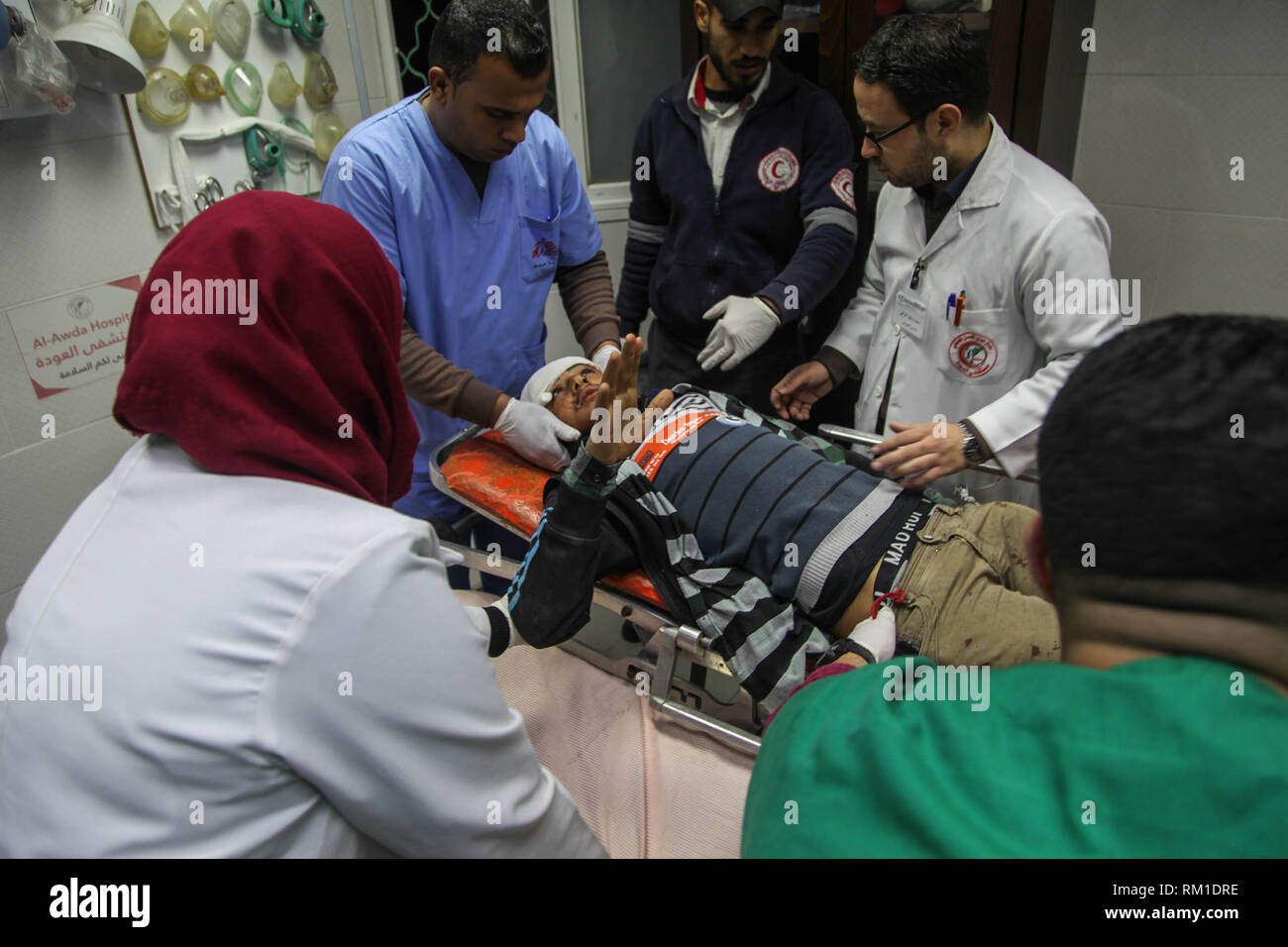 Gaza, Palästina. 12 Feb, 2019. Sanitäter behandeln einen palästinensischen Demonstrant, der von israelischen Sicherheitskräften bei einem Protest in der Nähe der israelischen Siedlung des Kibbutz Zikim verletzt wurde, in einem Krankenhaus in Jabalia im nördlichen Gazastreifen Am 12. Februar 2019. Palästinensischen maritime Proteste seit Wochen ausgesetzt worden, die im Rahmen eines früheren Israeli-Hamas Waffenstillstandsabkommen. Credit: Ramez Haboub/Pacific Press/Alamy leben Nachrichten Stockfoto