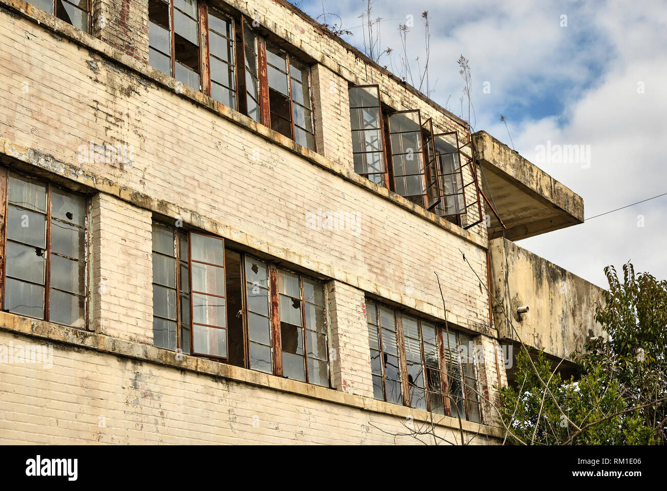 Verlassen, aufgeschlüsselt, baufällig, leer, leer HUD Regierung Gehäuse Gebäude, das in Urban Blight in Montgomery Alabama, USA gedreht hat. Stockfoto