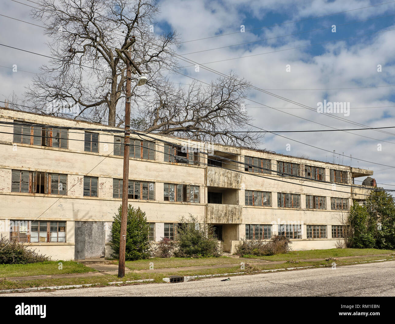 Verlassen, aufgeschlüsselt, baufällig, leer, leer HUD Regierung Gehäuse Gebäude, das in Urban Blight in Montgomery Alabama, USA gedreht hat. Stockfoto