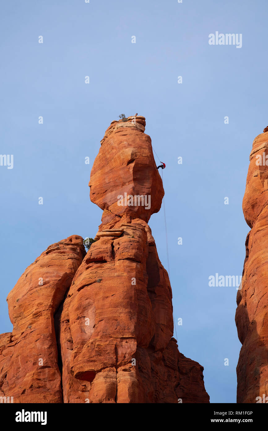 Ein Bergsteiger rappels aus einer Wüste Turm in Sedona Arizona Stockfoto